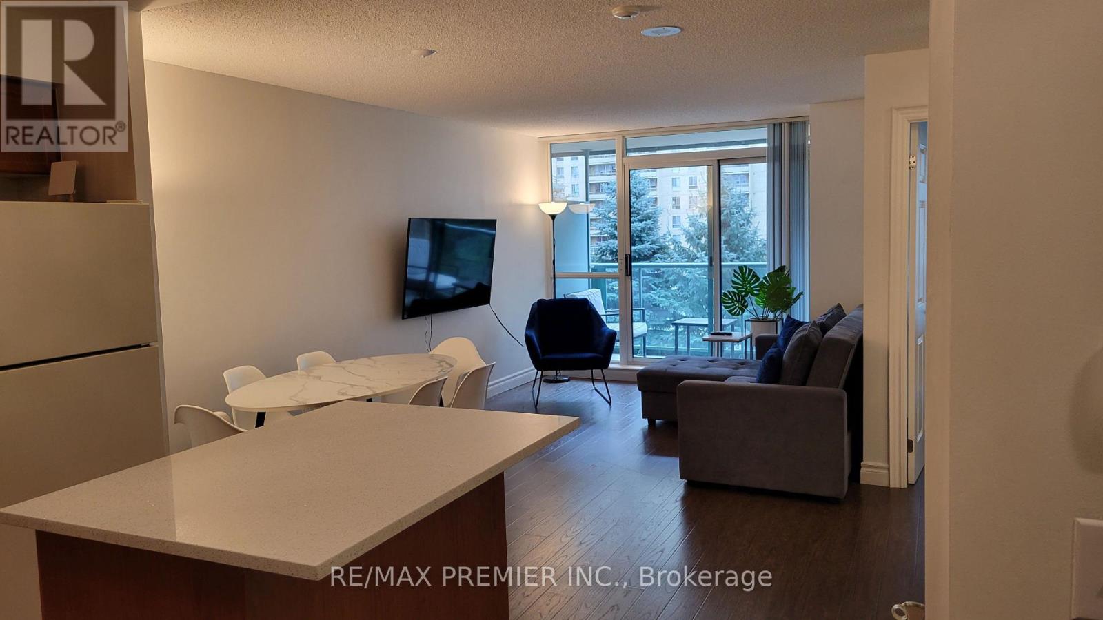 303 - 17 Michael Power Place, Toronto, Ontario  M9A 5G5 - Photo 3 - W12649918