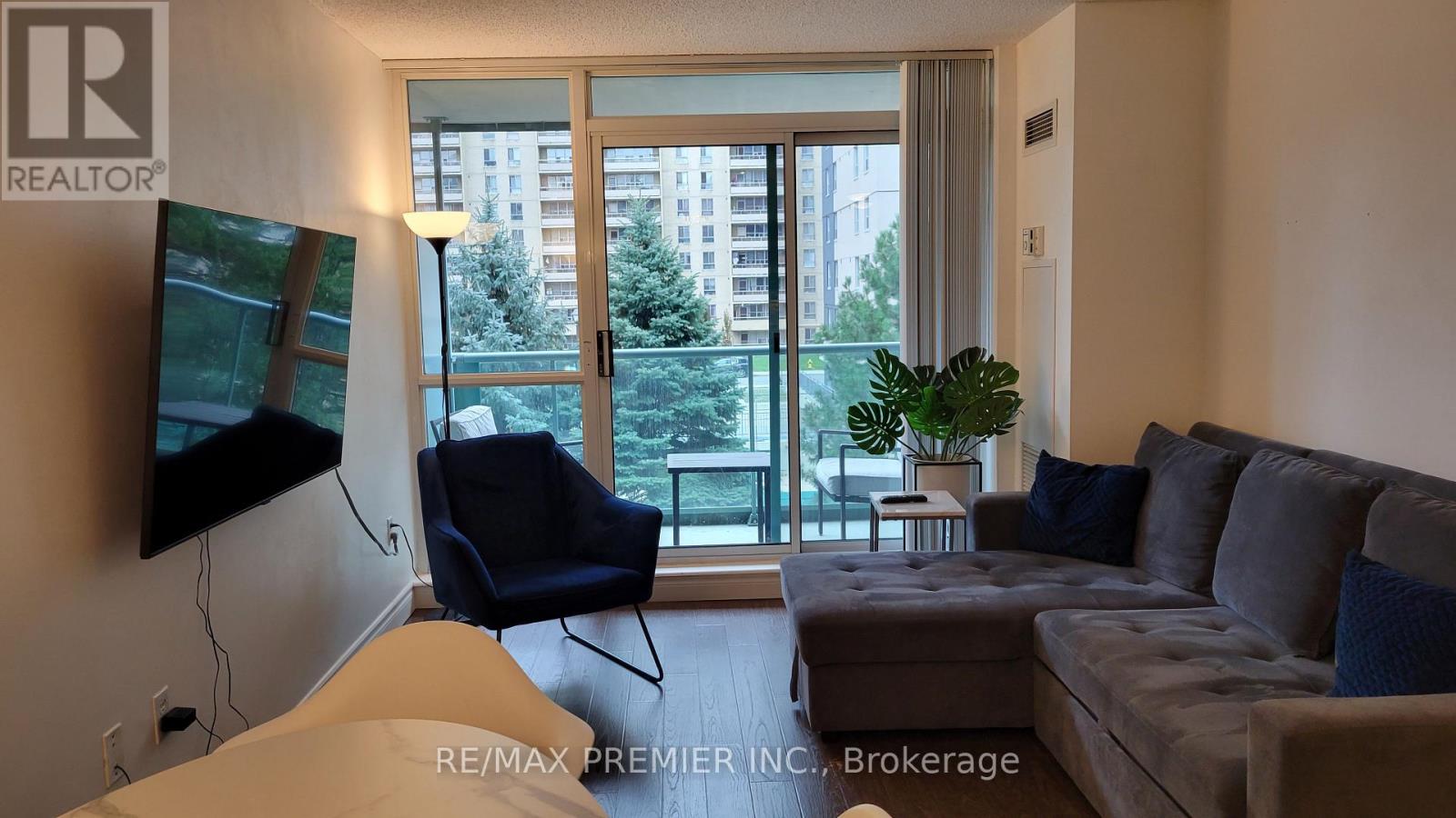 303 - 17 Michael Power Place, Toronto, Ontario  M9A 5G5 - Photo 4 - W12649918