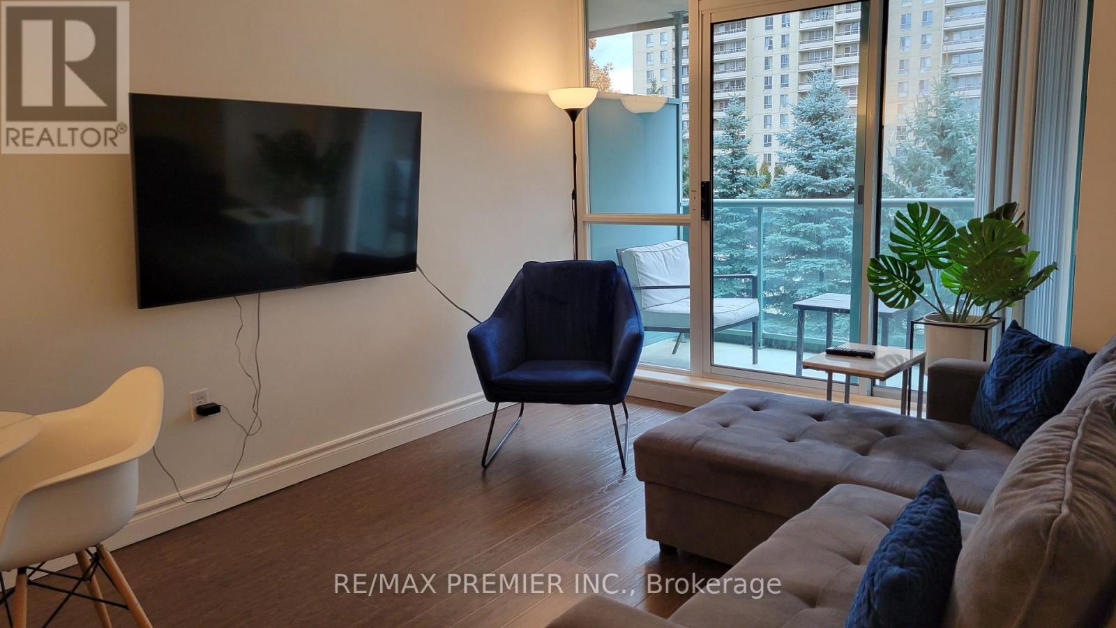 303 - 17 Michael Power Place, Toronto, Ontario  M9A 5G5 - Photo 5 - W12649918