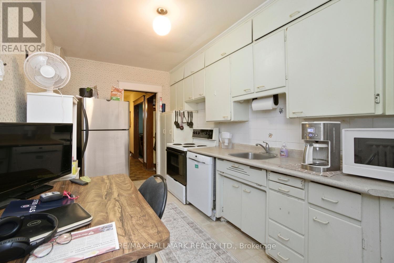 130 Elmer Avenue, Toronto, Ontario  M4L 3R8 - Photo 7 - E12649936