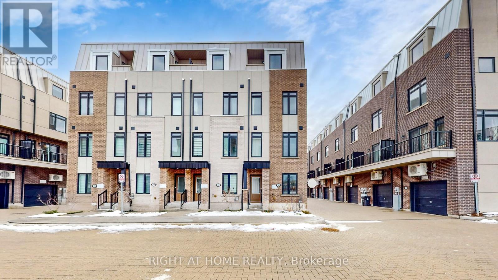 32 Spruce Pines Crescent, Toronto, Ontario  M4A 2X2 - Photo 2 - C12649958