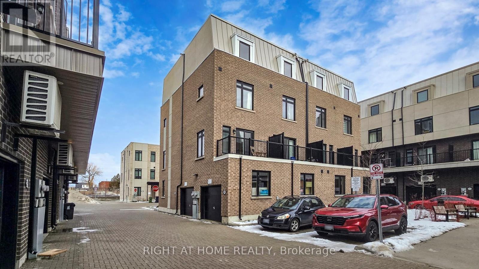 32 Spruce Pines Crescent, Toronto, Ontario  M4A 2X2 - Photo 3 - C12649958