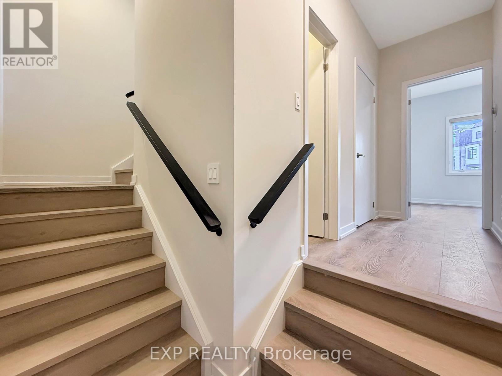 10 Honey Milk Lane, Richmond Hill, Ontario  L4B 0J7 - Photo 2 - N12649968