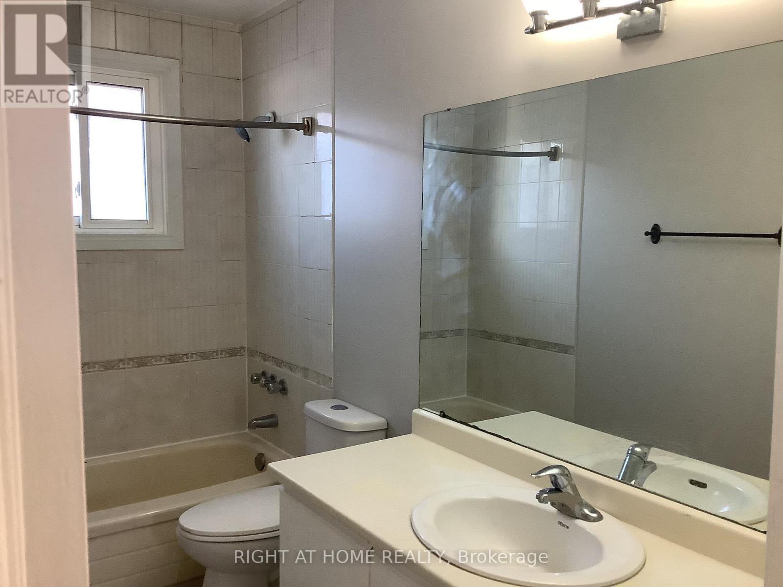 11 Rosenfeld Drive, Barrie, Ontario  L4M 5X3 - Photo 9 - S12649962