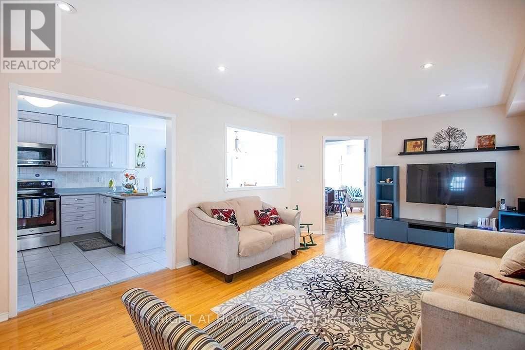 15 Bexley Crescent, Whitby, Ontario  L1M 2C7 - Photo 4 - E12477566