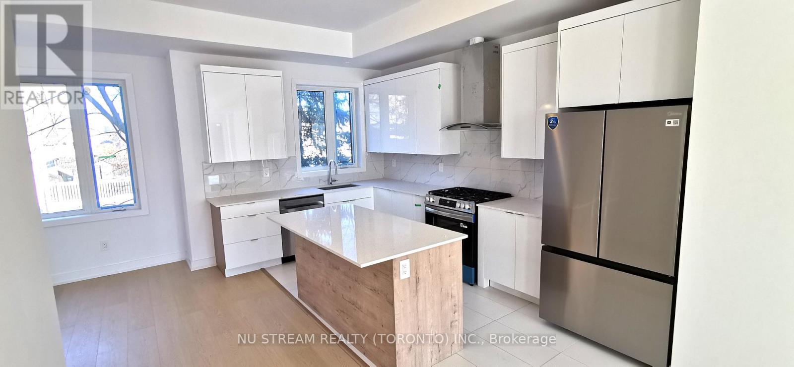 9 Carl Hill Lane, Richmond Hill, Ontario  L4C 5W8 - Photo 2 - N12614456