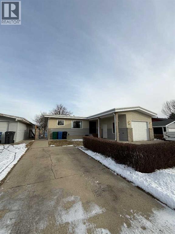 67 Oxford Road W, Lethbridge, Alberta  T1K 4V6 - Photo 1 - A2276134