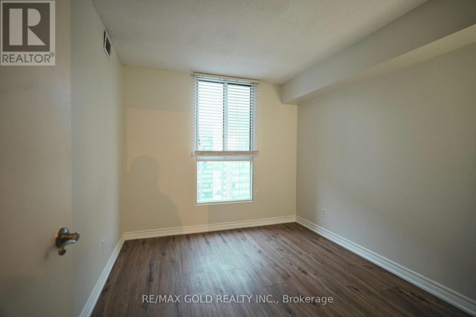 1910 - 115 Hillcrest Avenue, Mississauga, Ontario  L5B 3Y9 - Photo 10 - W12649610