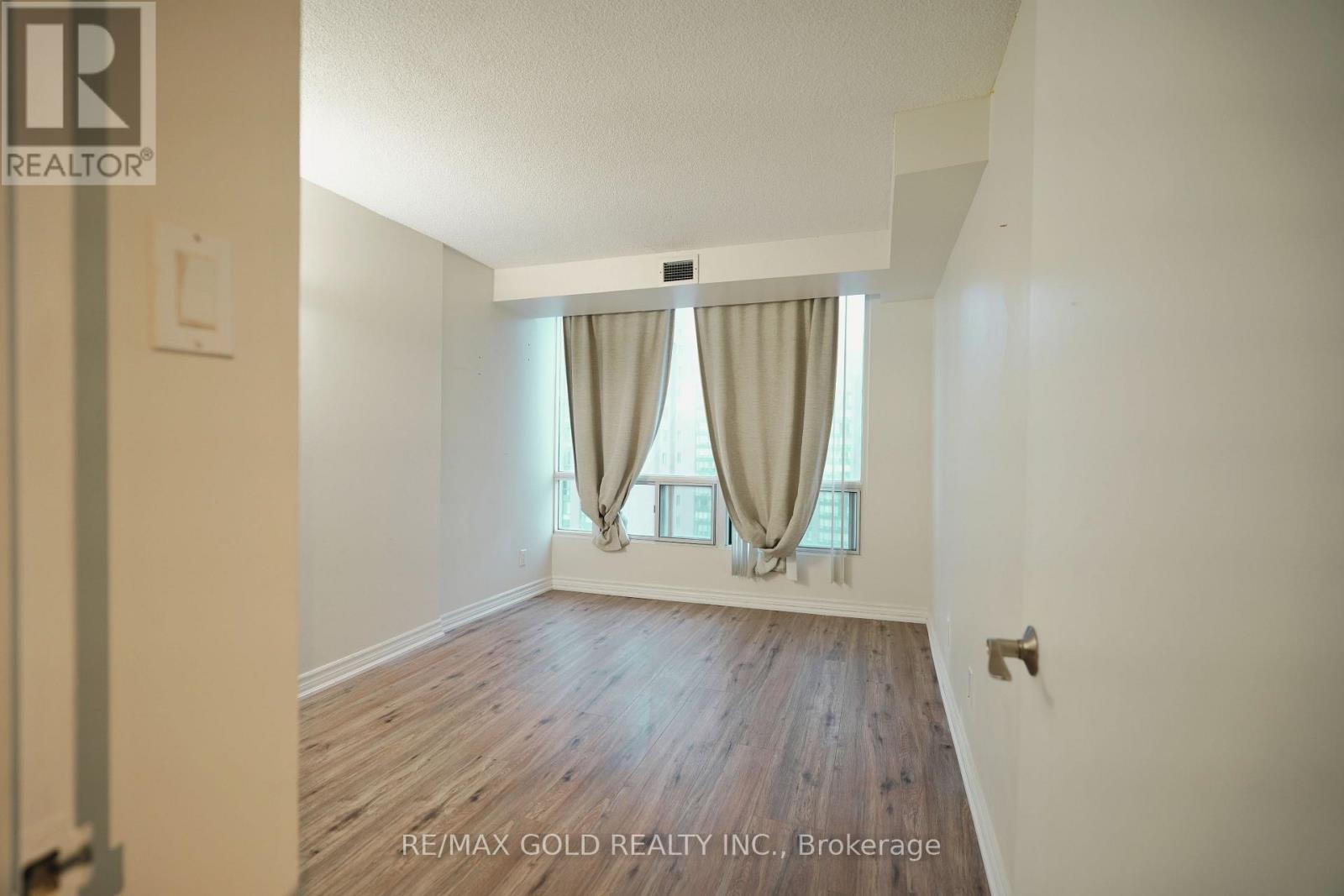 1910 - 115 Hillcrest Avenue, Mississauga, Ontario  L5B 3Y9 - Photo 13 - W12649610