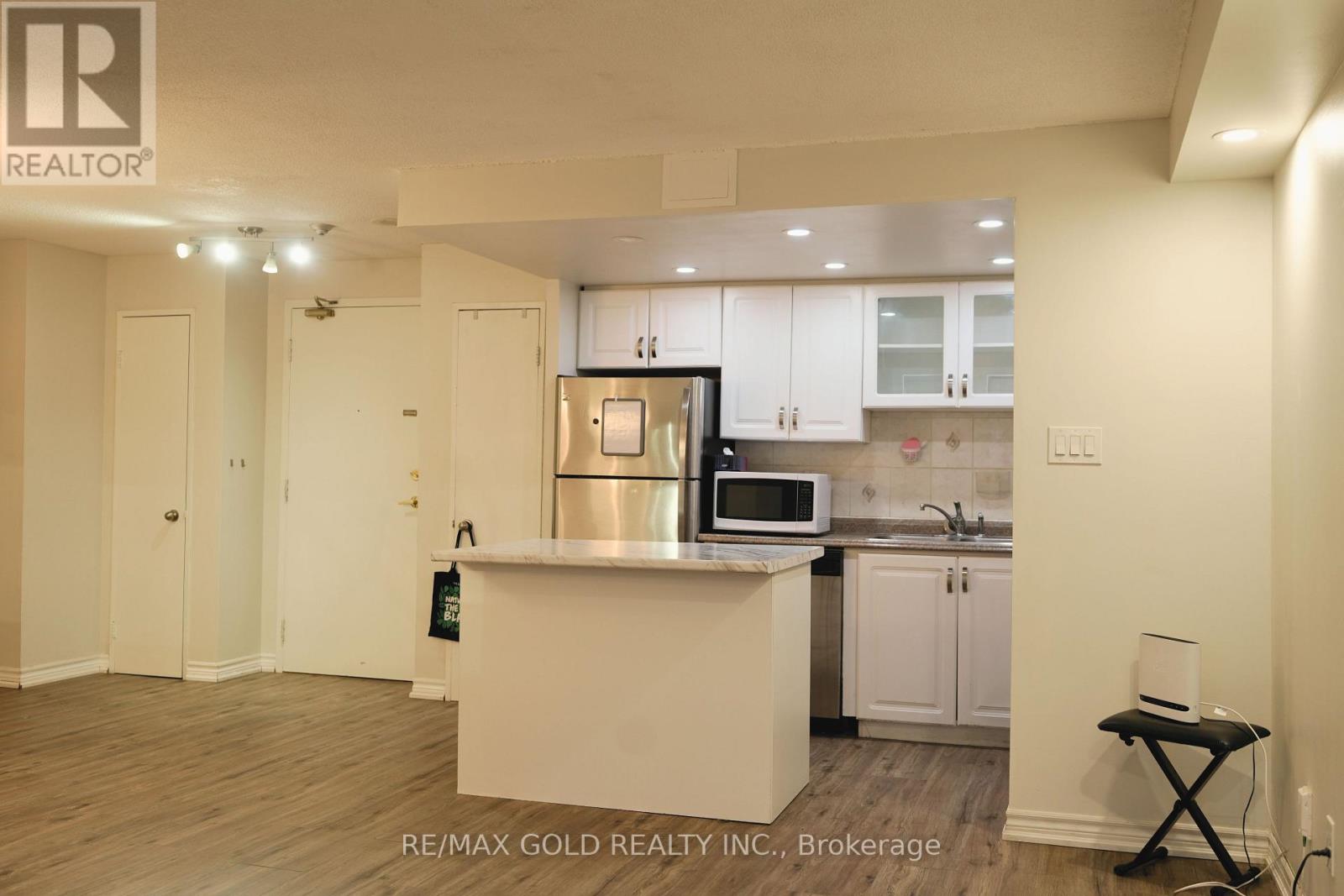 1910 - 115 Hillcrest Avenue, Mississauga, Ontario  L5B 3Y9 - Photo 17 - W12649610