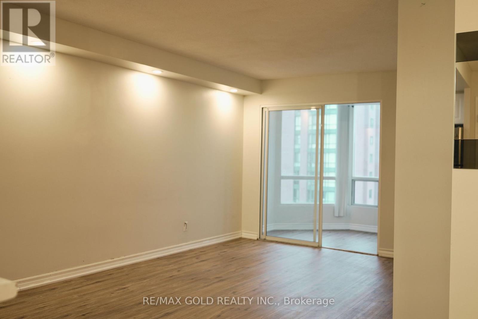 1910 - 115 Hillcrest Avenue, Mississauga, Ontario  L5B 3Y9 - Photo 2 - W12649610