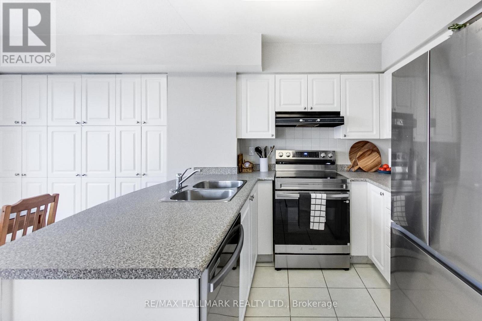 702 - 5 Emerald Lane, Vaughan, Ontario  L4J 8P7 - Photo 11 - N12387535