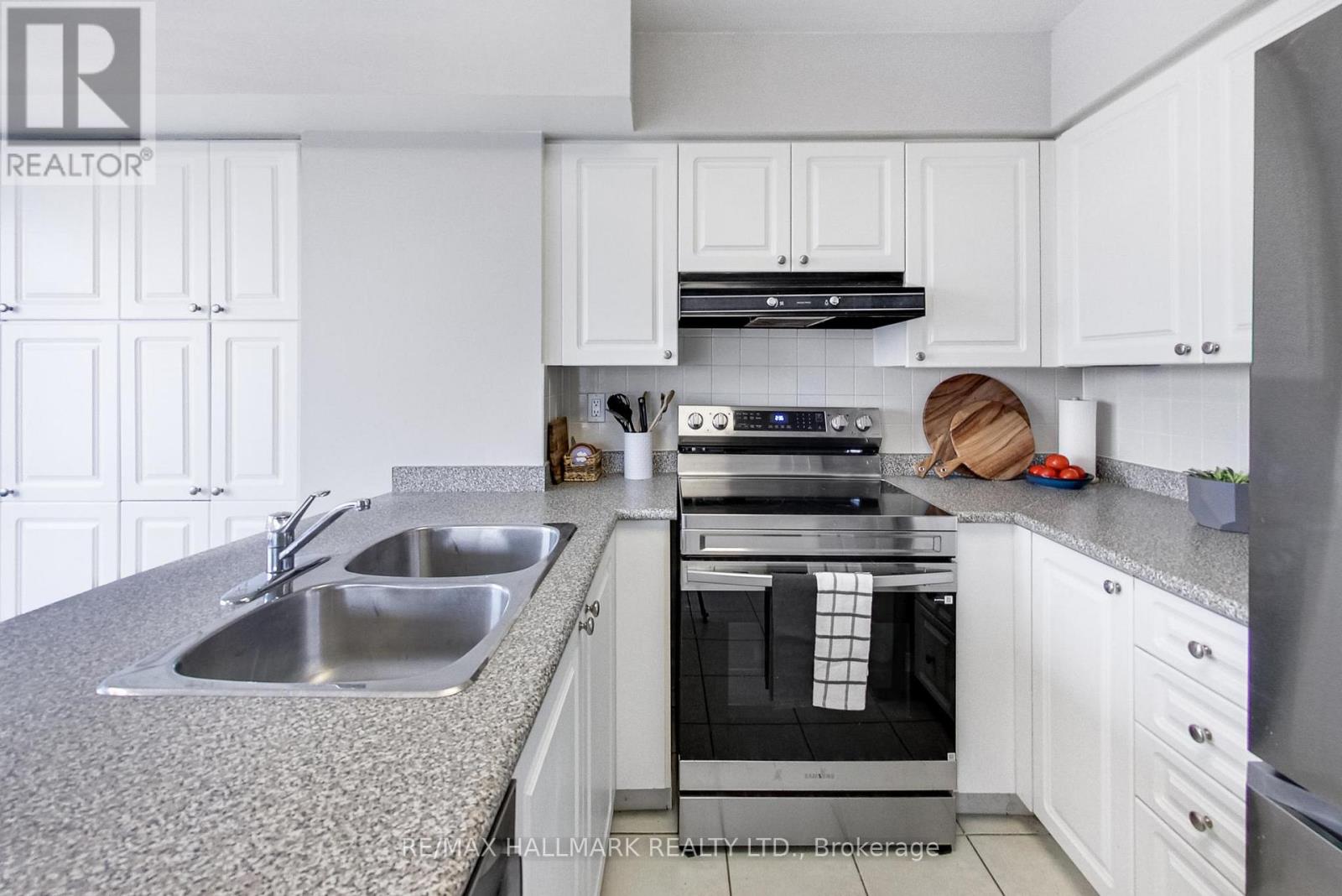 702 - 5 Emerald Lane, Vaughan, Ontario  L4J 8P7 - Photo 12 - N12387535