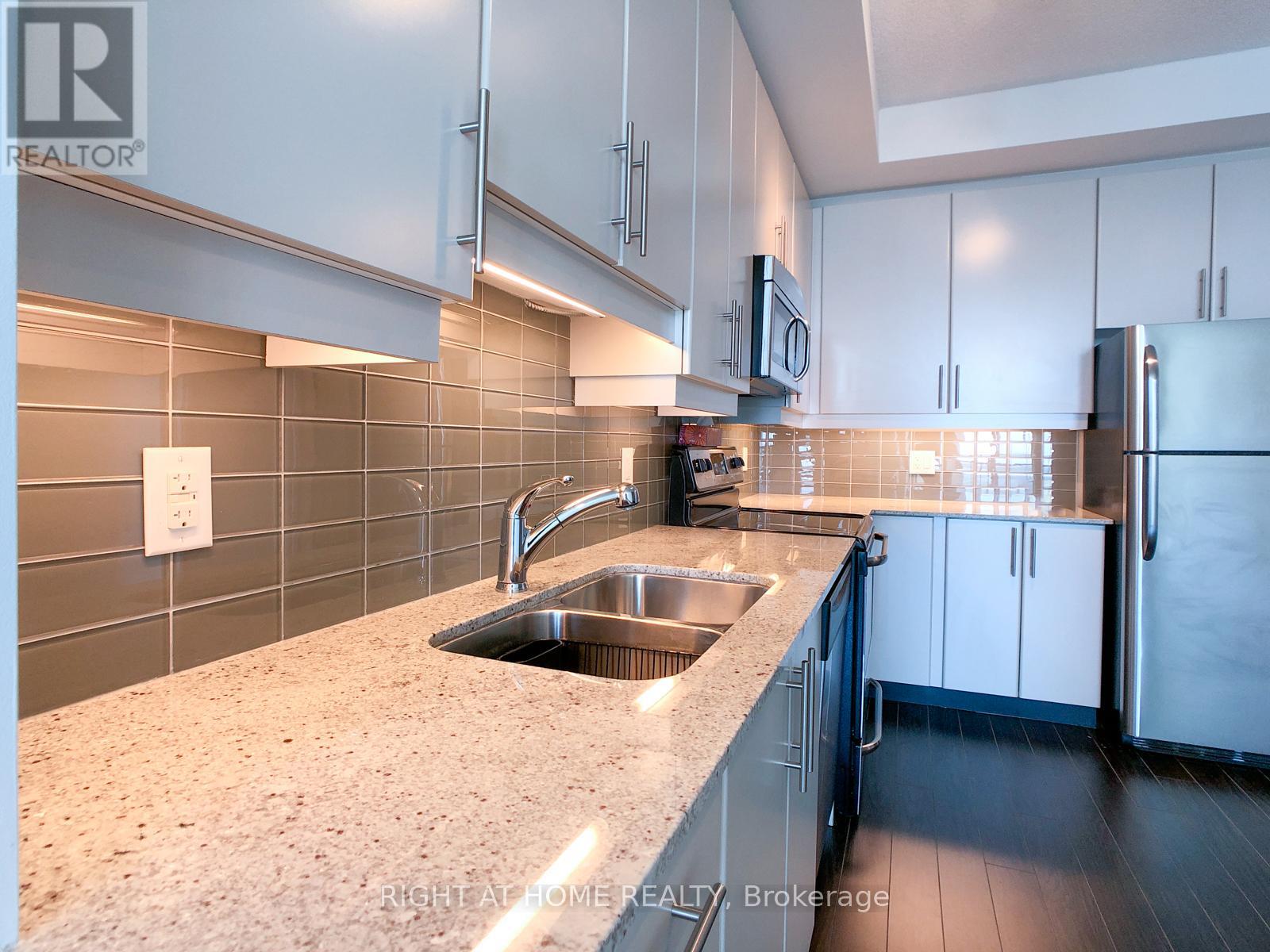 2010 - 33 Bay Street, Toronto, Ontario  M5J 2Z3 - Photo 4 - C12650140