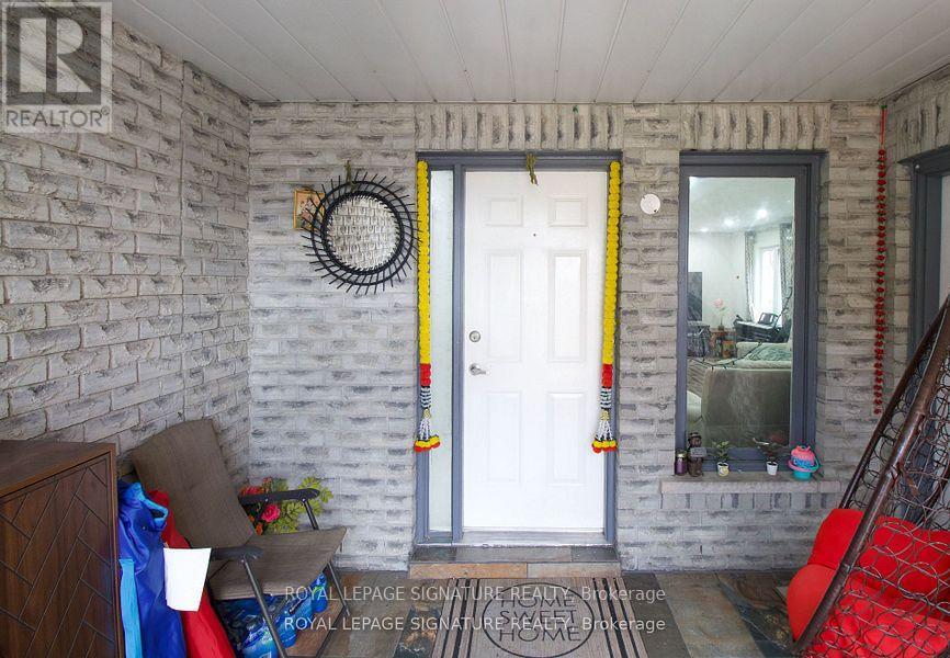 5125 Salishan Circle, Mississauga, Ontario  L5R 3E8 - Photo 4 - W12650132