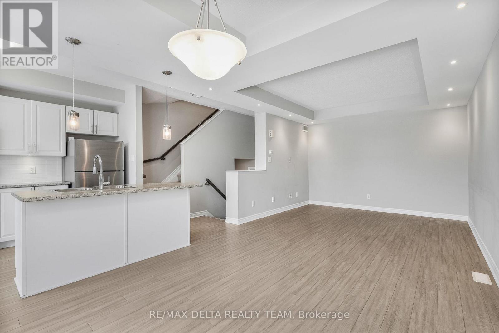 64 Fallengale Crescent, Ottawa, Ontario  K2T 0K9 - Photo 11 - X12650160