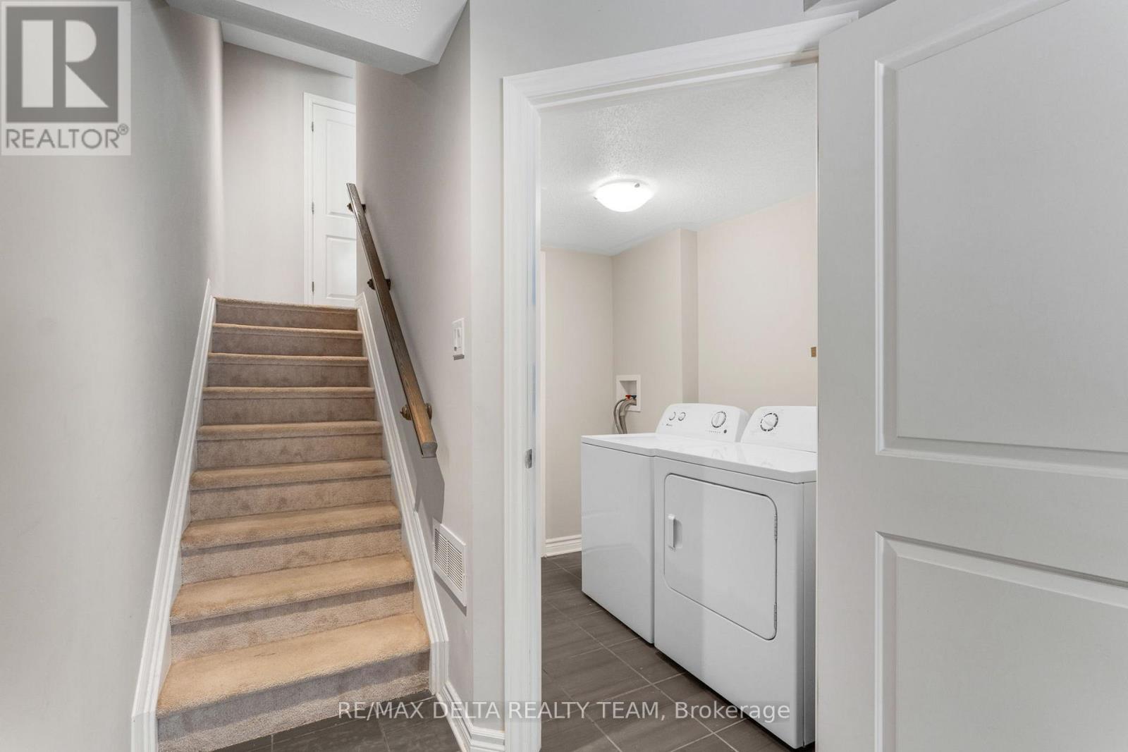 64 Fallengale Crescent, Ottawa, Ontario  K2T 0K9 - Photo 4 - X12650160