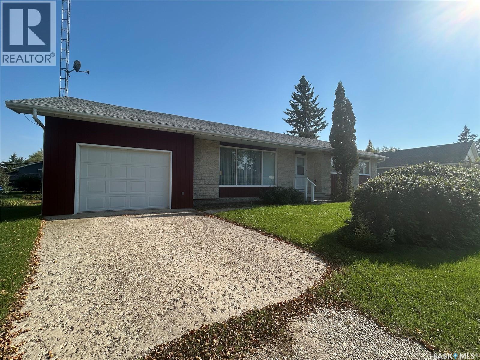 609 Ogilvie Street, Moosomin, Saskatchewan  S0G 3N0 - Photo 2 - SK025895