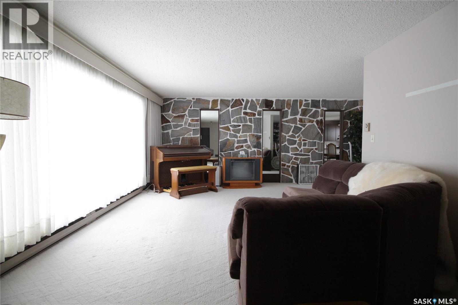 609 Ogilvie Street, Moosomin, Saskatchewan  S0G 3N0 - Photo 3 - SK025895