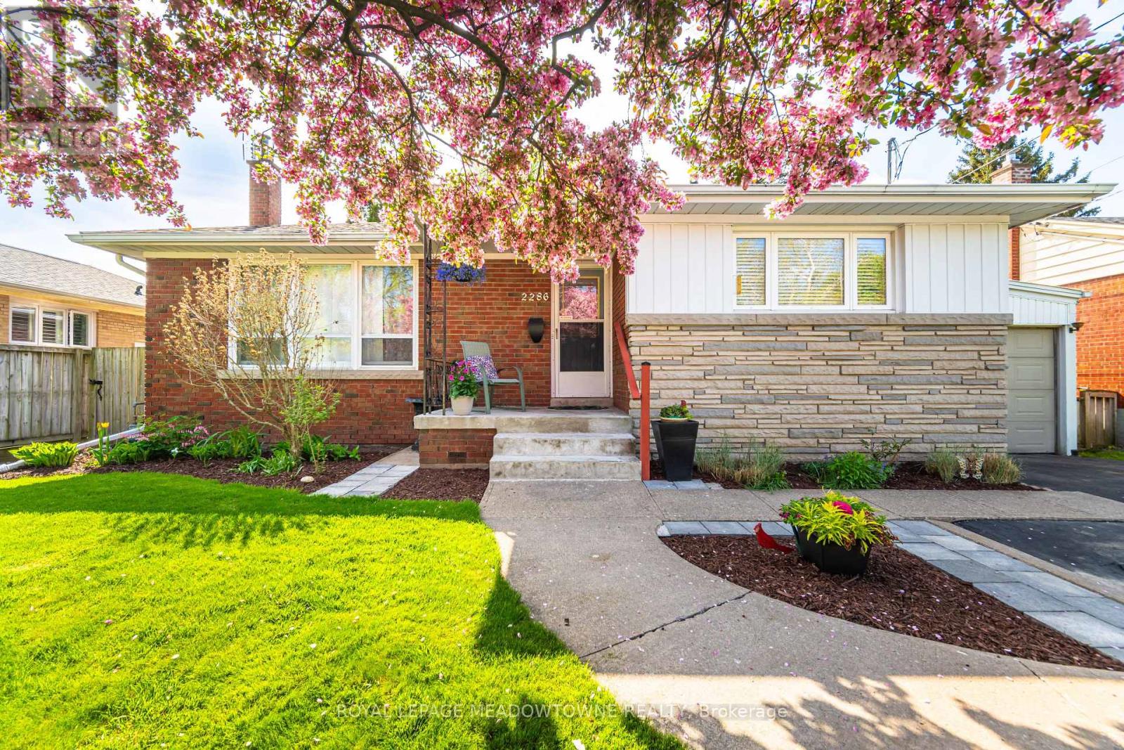 2286 Prospect Street, Burlington, Ontario  L7R 2A2 - Photo 3 - W12650228