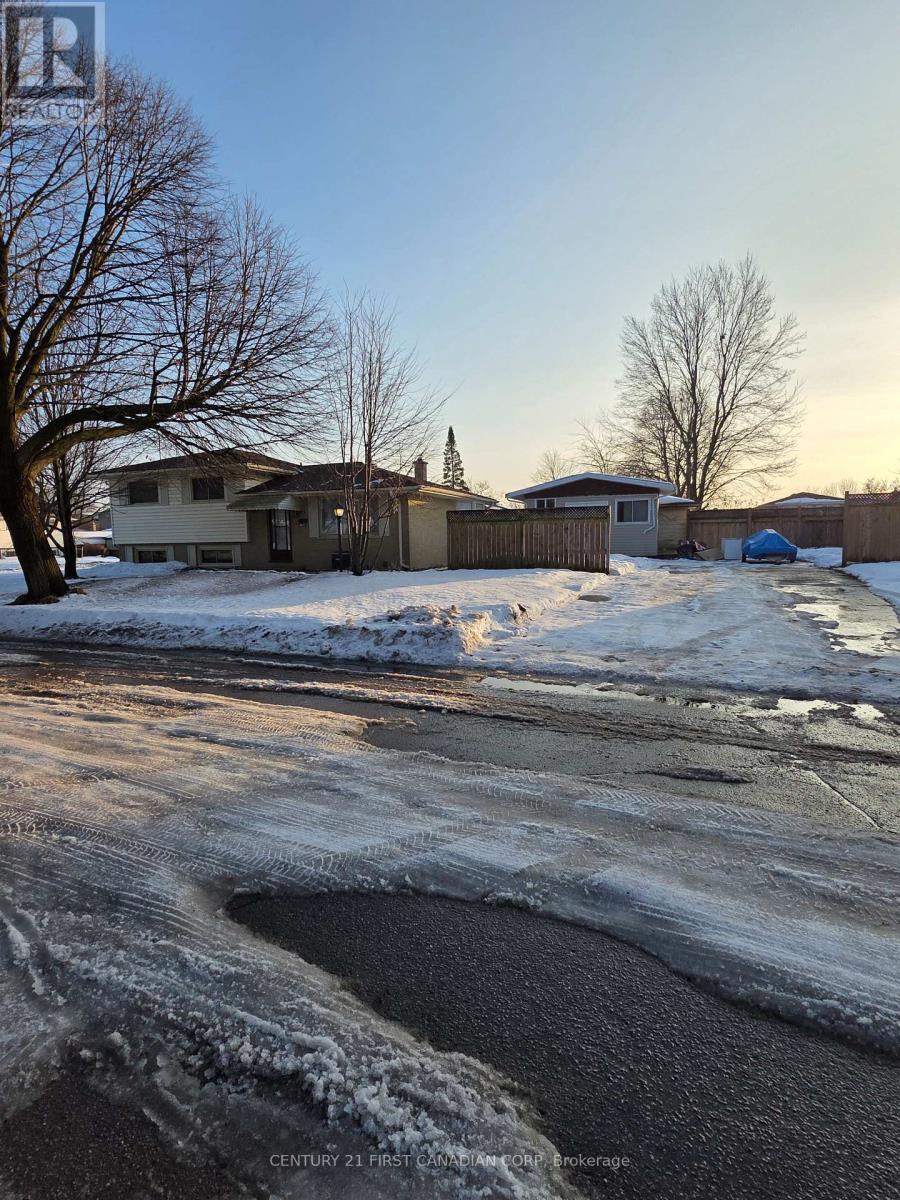93 Cayuga Crescent, London East, Ontario  N5V 2W8 - Photo 2 - X12650254