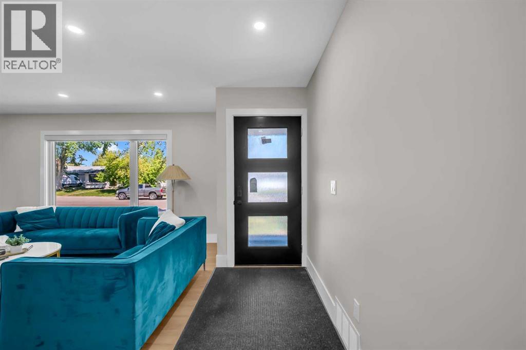 9819 2 Street Se, Calgary, Alberta  T2J 0W3 - Photo 6 - A2257273