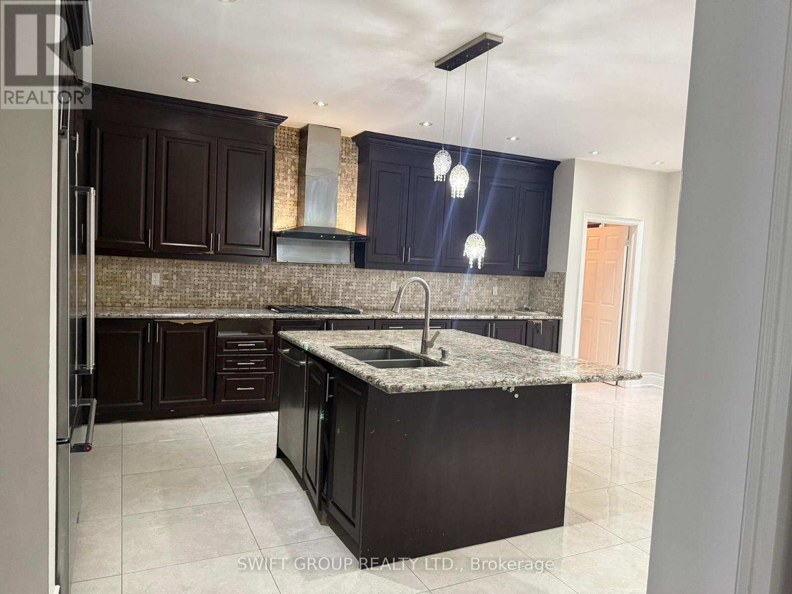 Upper - 43 Martin Byrne Drive, Brampton, Ontario  L6P 4C2 - Photo 9 - W12650278