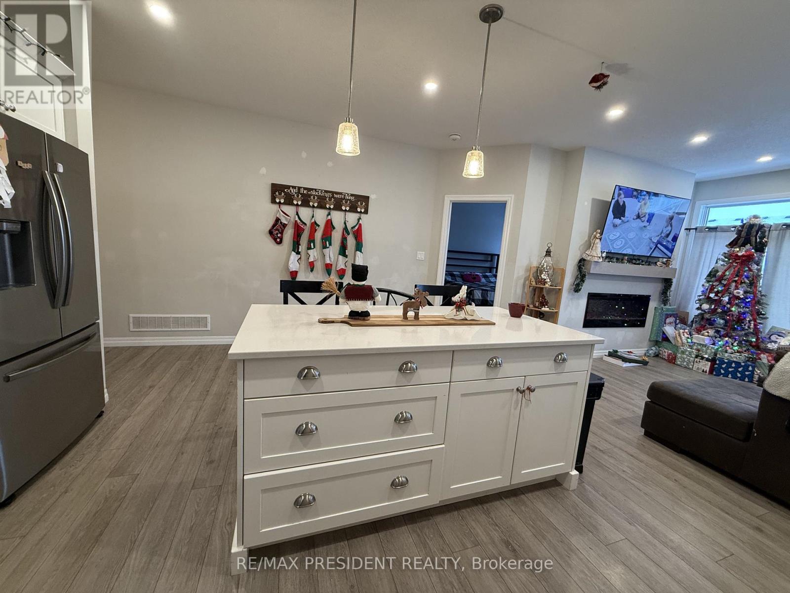 112 Livingston Drive, Tillsonburg, Ontario  N4G 0J3 - Photo 2 - X12650294