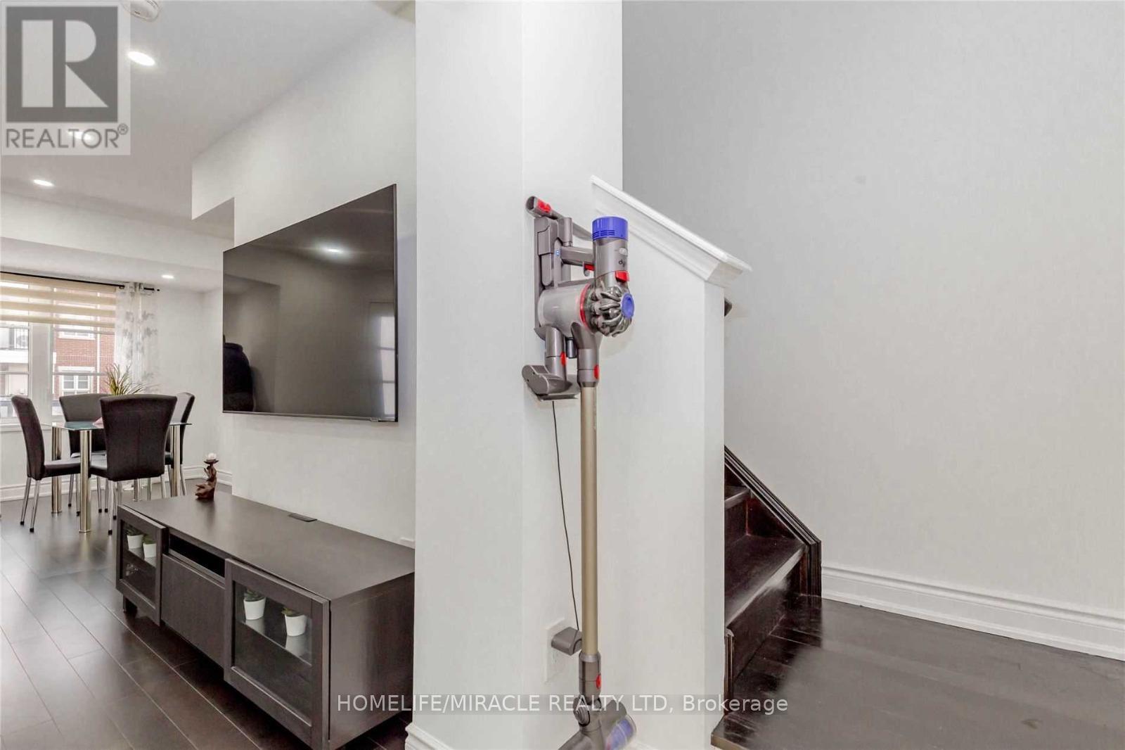 30 - 92 BAYCLIFFE CRESCENT, Brampton, Ontario