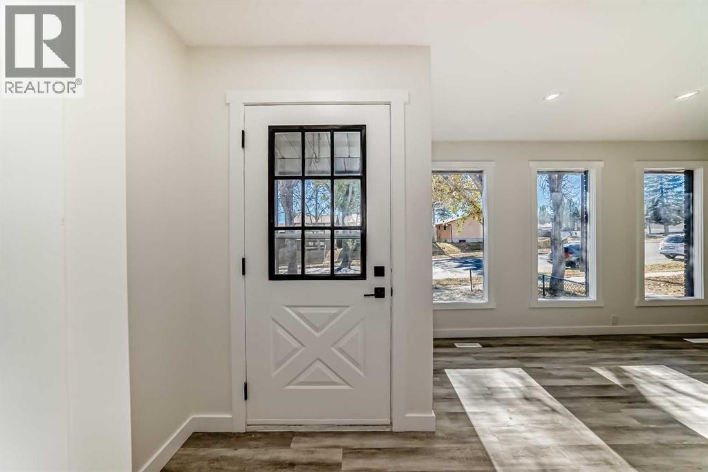 946 Berkley Drive Nw, Calgary, Alberta  T3K 1A2 - Photo 3 - A2264876