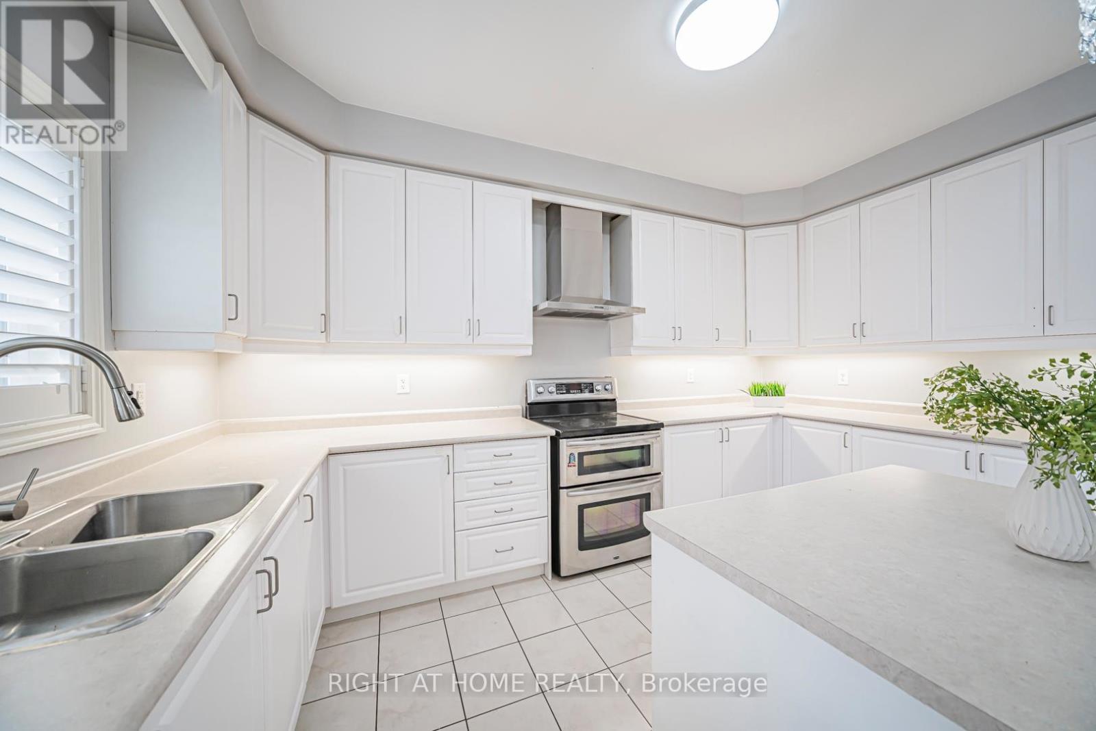 3152 Larry Crescent, Oakville, Ontario  L6M 0T1 - Photo 11 - W12650328