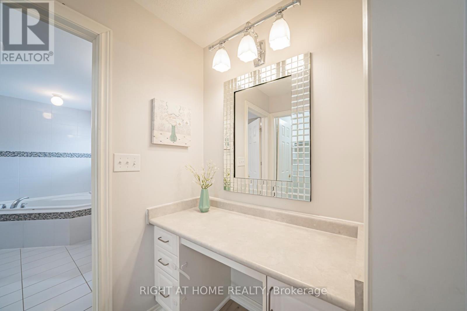 3152 Larry Crescent, Oakville, Ontario  L6M 0T1 - Photo 13 - W12650328