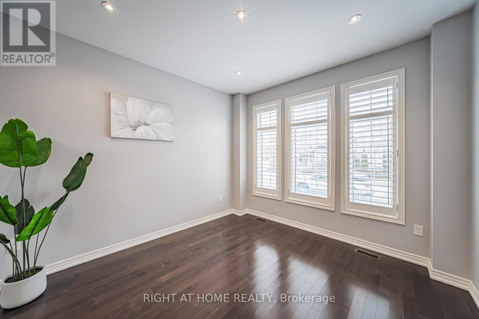 3152 Larry Crescent, Oakville, Ontario  L6M 0T1 - Photo 3 - W12650328