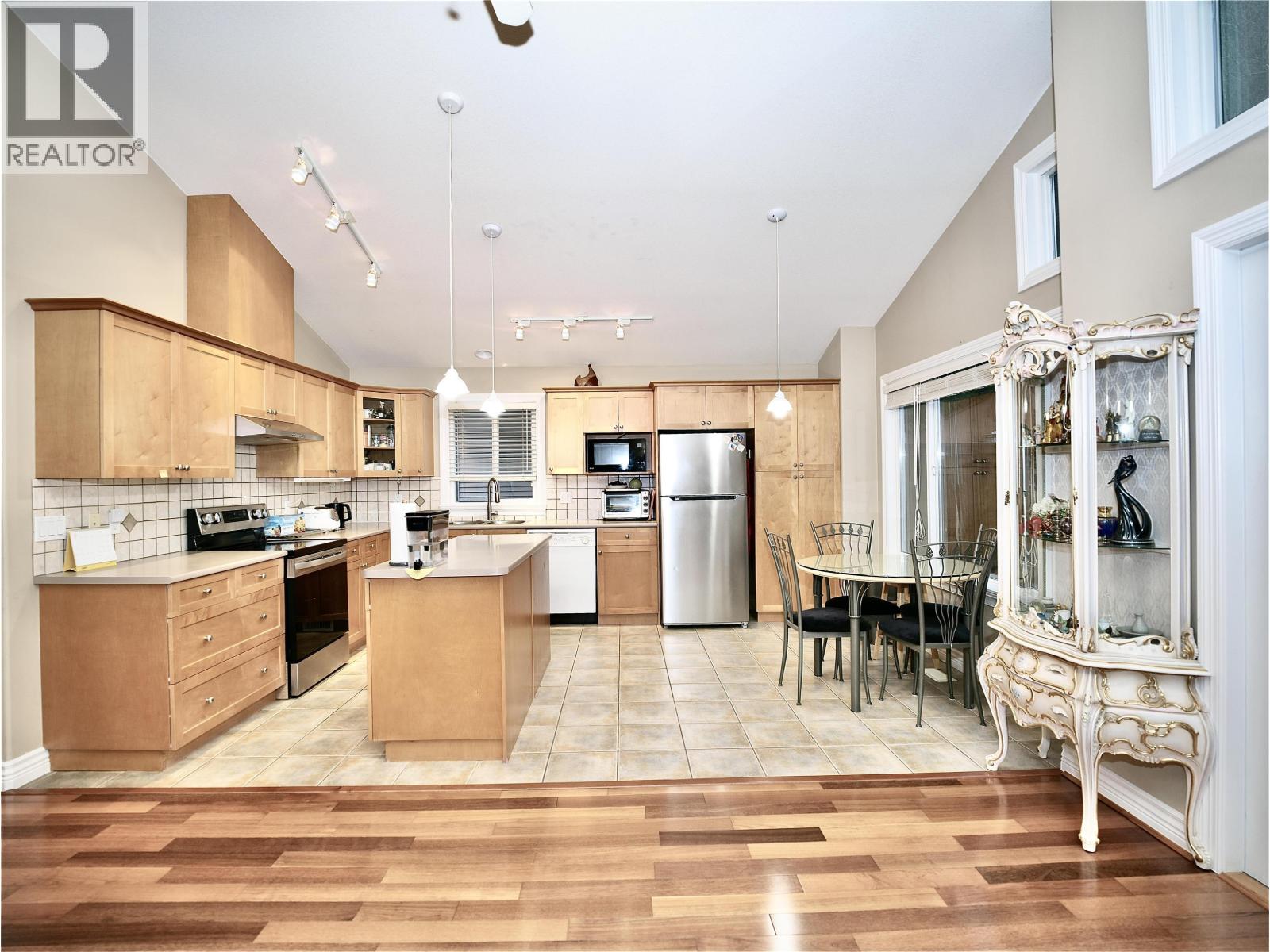 3035 Maplewood Court, Coquitlam, British Columbia V3E 3P3 - Photo 9 - R3067785