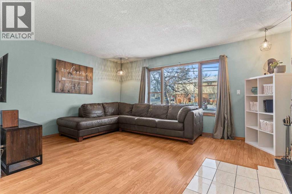 3804 62 Street Nw, Calgary, Alberta  T3B 5E2 - Photo 5 - A2275749