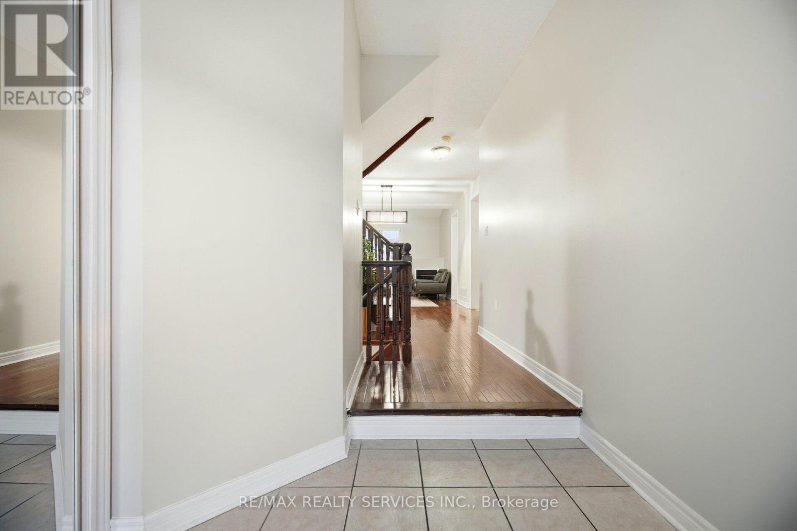 31 Seahorse Avenue, Brampton, Ontario  L6V 4N7 - Photo 7 - W12642576