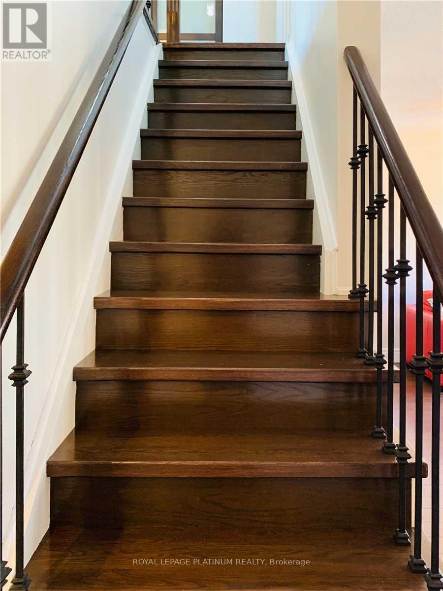 3 Mullis Crescent, Brampton, Ontario  L6Y 4T3 - Photo 5 - W12650448