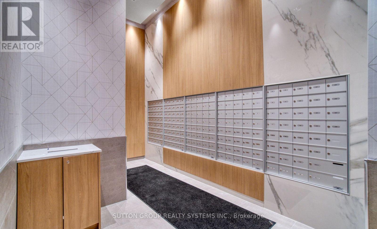 215 - 204 Burnhamthorpe Road E, Mississauga, Ontario  L5A 4L4 - Photo 2 - W12650486