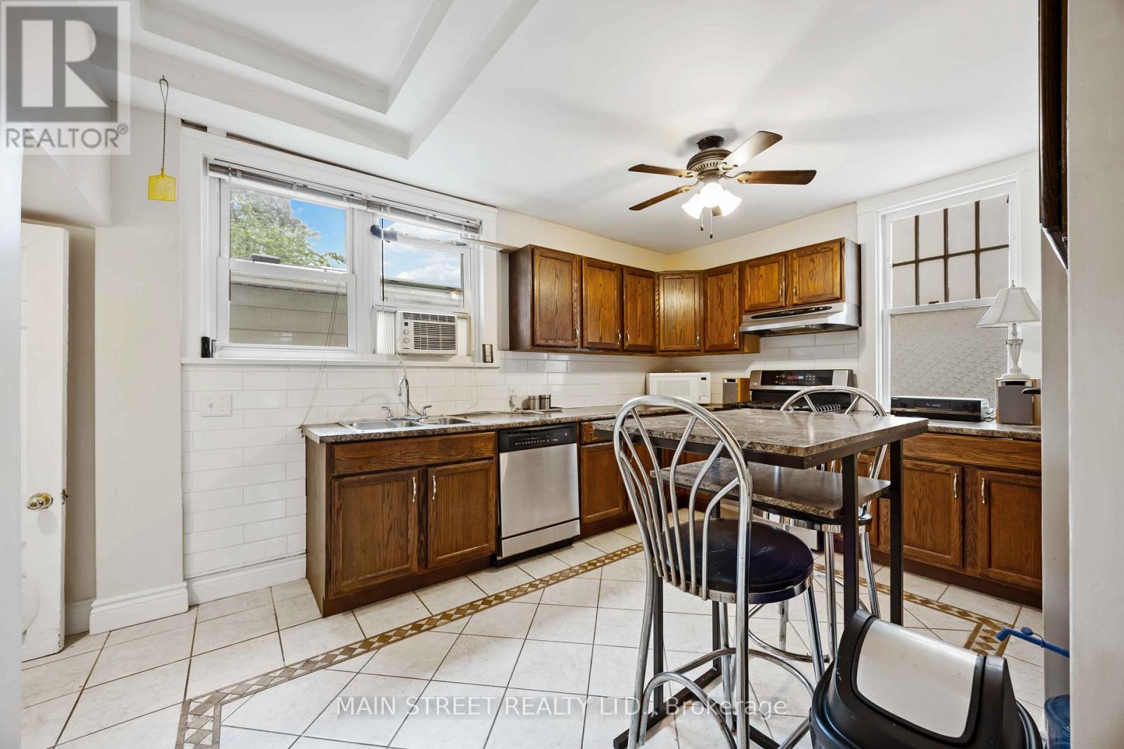 194 London Road, Sarnia, Ontario  N7T 4V5 - Photo 12 - X12281707