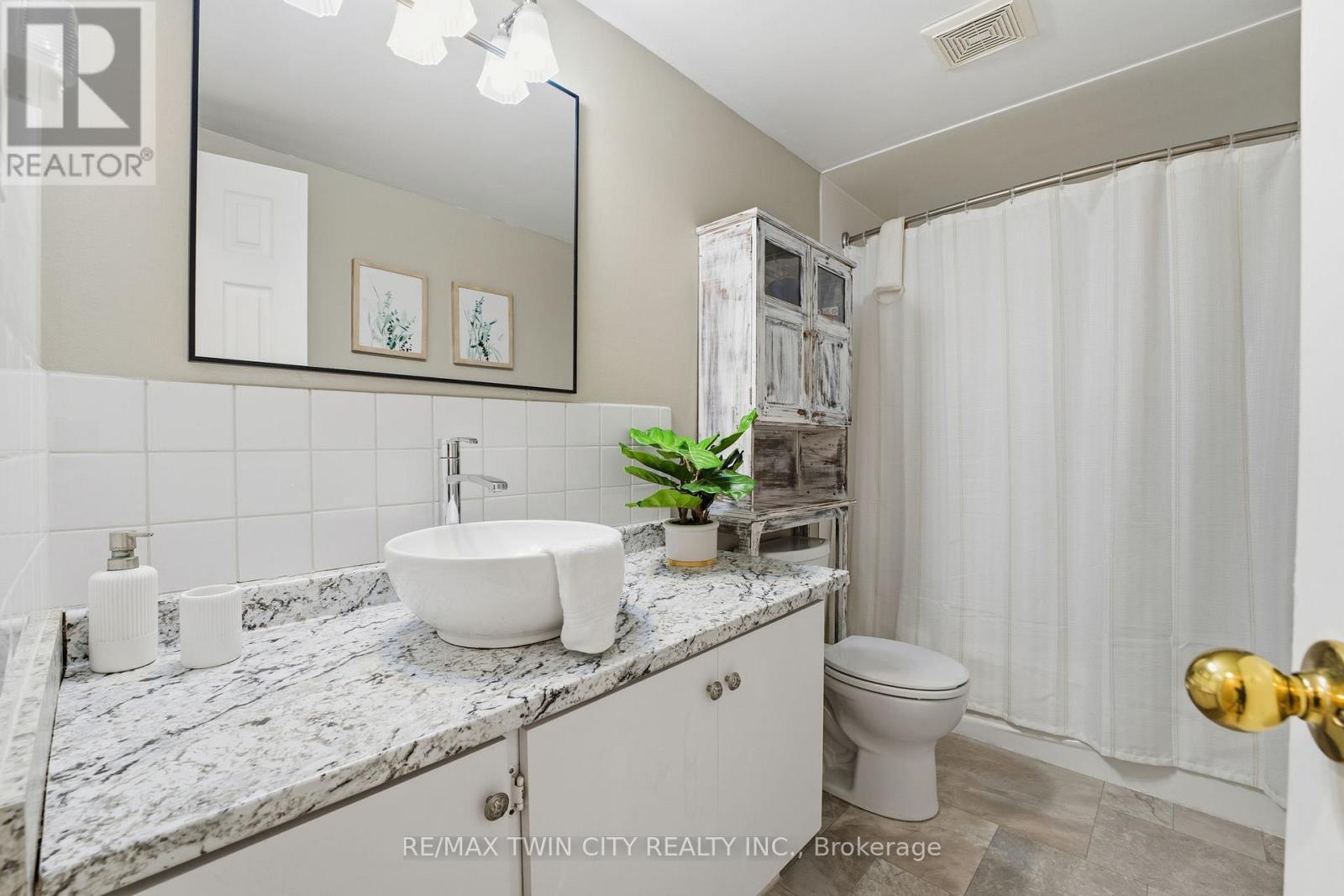 11 Hillbrook Crescent, Kitchener, Ontario  N2N 1J4 - Photo 12 - X12505836