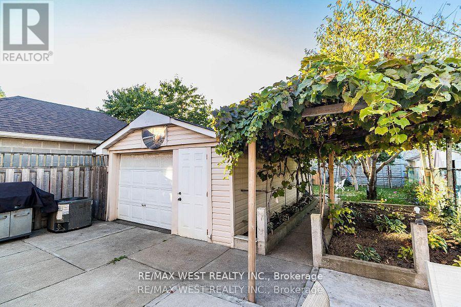 Main - 24 Clarion Road, Toronto, Ontario  M9R 3Y5 - Photo 20 - W12650586