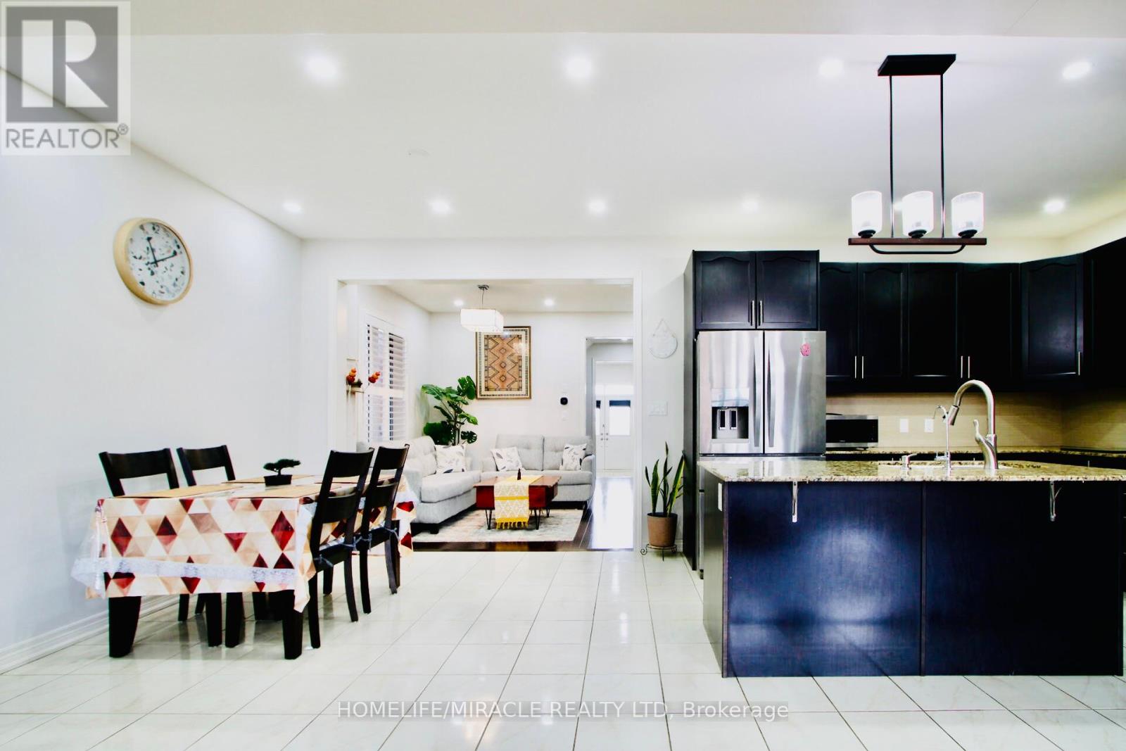 19 Exhibition Crescent, Brampton, Ontario  L7A 4B9 - Photo 4 - W12650596