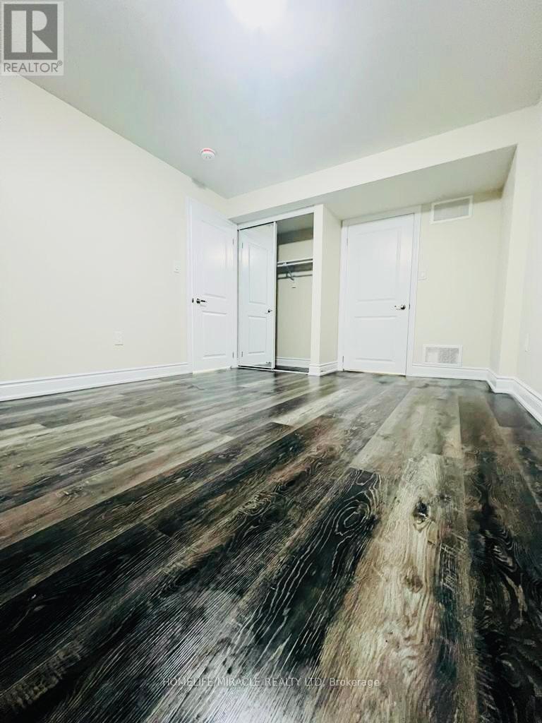 19 Exhibition Crescent, Brampton, Ontario  L7A 4B9 - Photo 5 - W12650596