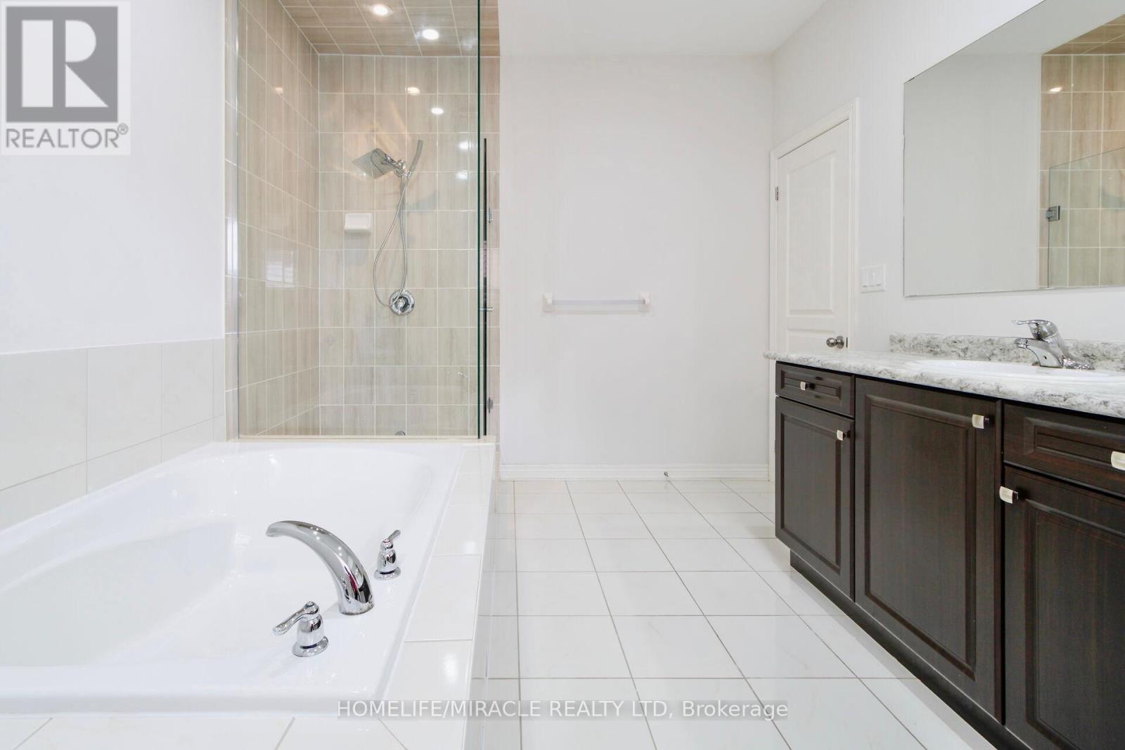 19 Exhibition Crescent, Brampton, Ontario  L7A 4B9 - Photo 6 - W12650596