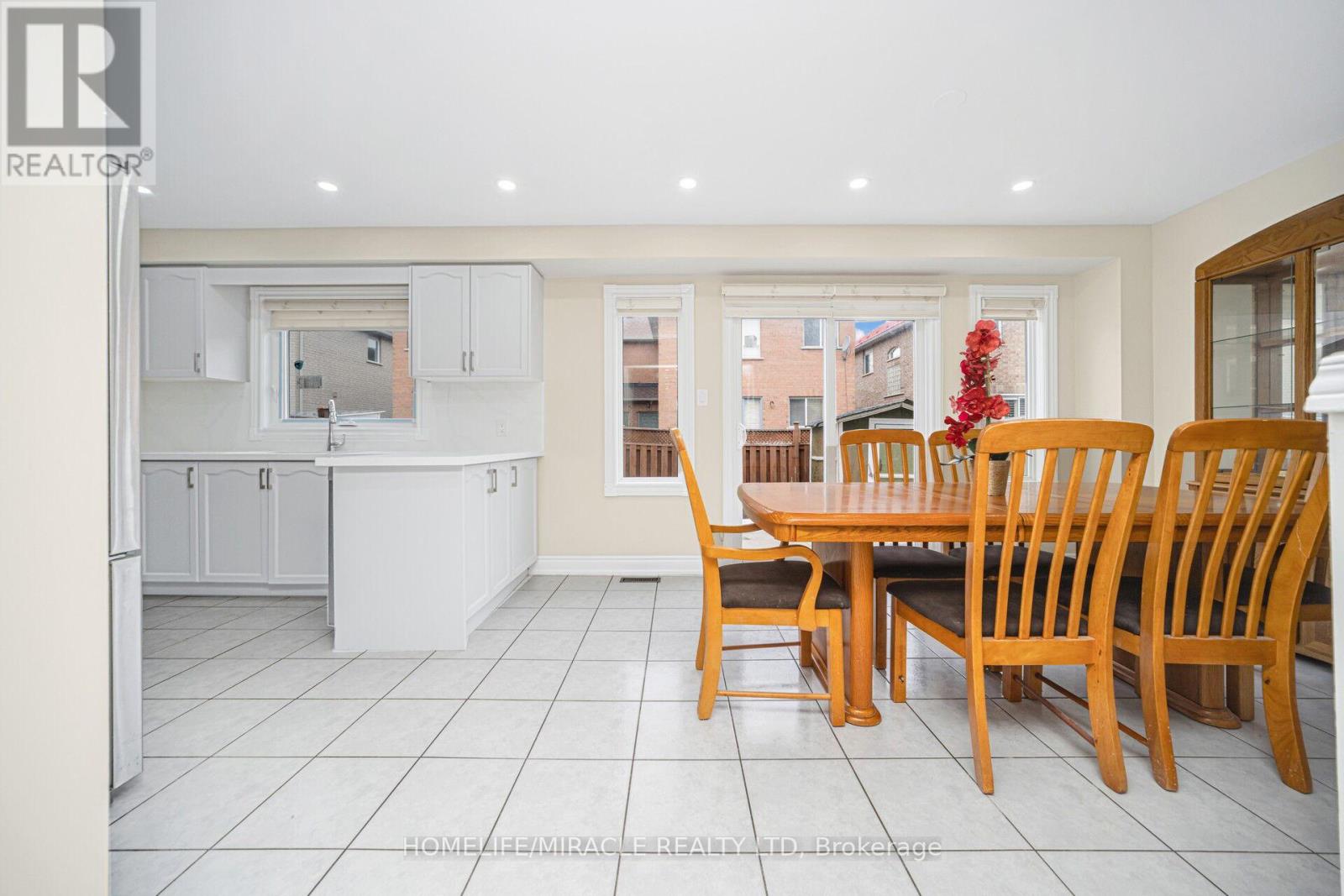 15 Starhill Crescent, Brampton, Ontario  L6R 2P9 - Photo 10 - W12650648