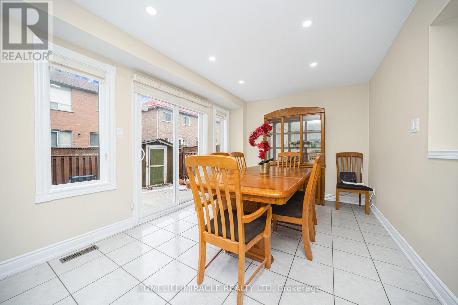 15 Starhill Crescent, Brampton, Ontario  L6R 2P9 - Photo 11 - W12650648