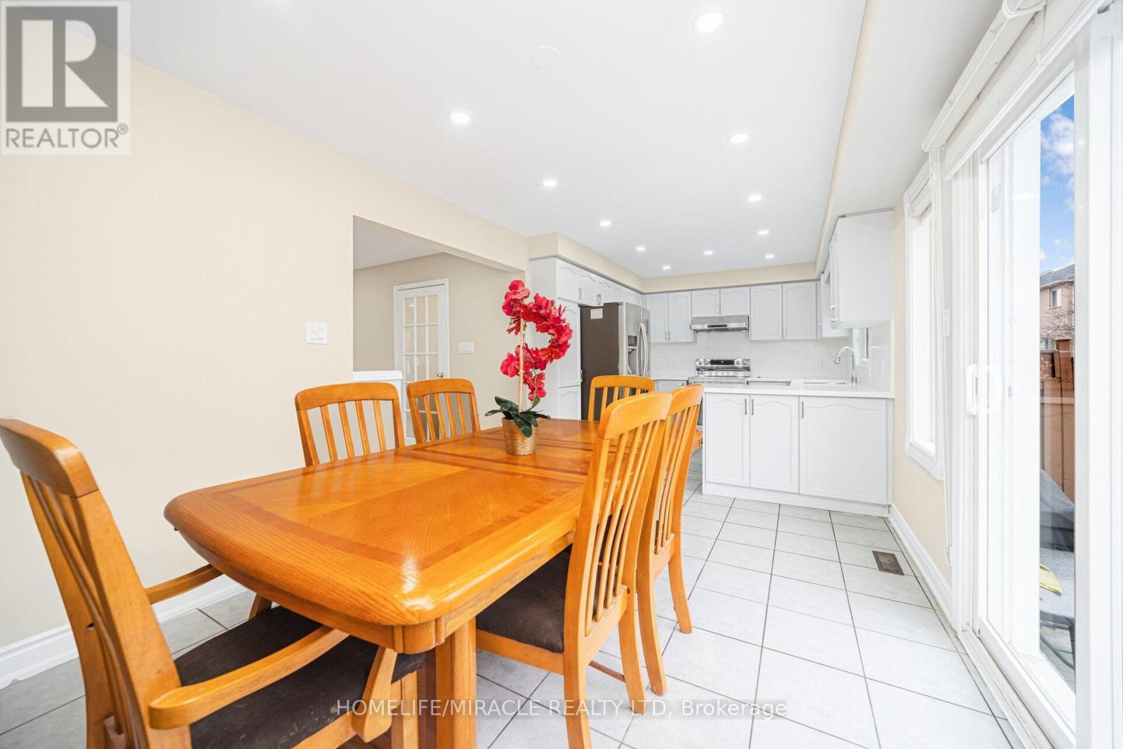 15 Starhill Crescent, Brampton, Ontario  L6R 2P9 - Photo 12 - W12650648