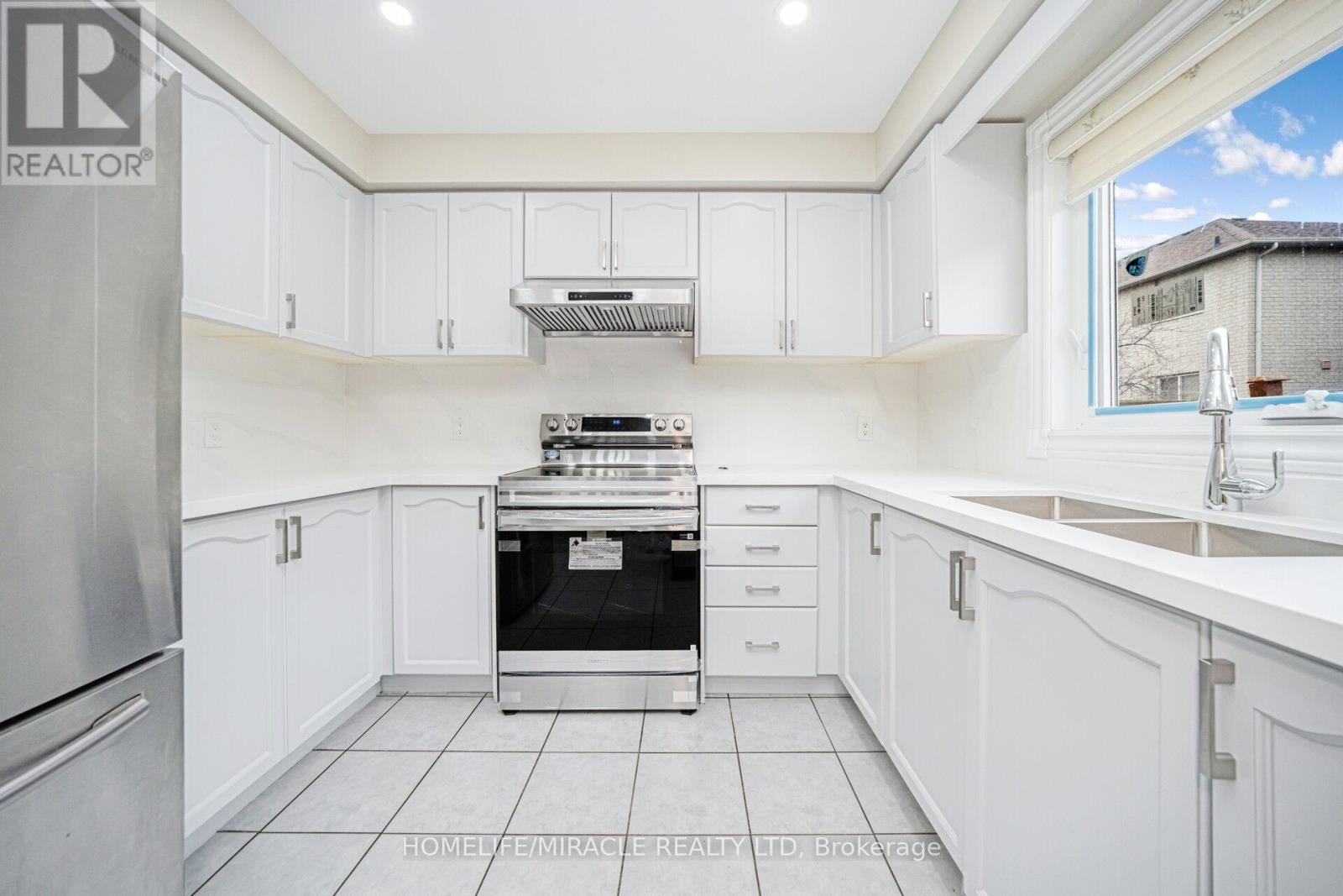 15 Starhill Crescent, Brampton, Ontario  L6R 2P9 - Photo 14 - W12650648