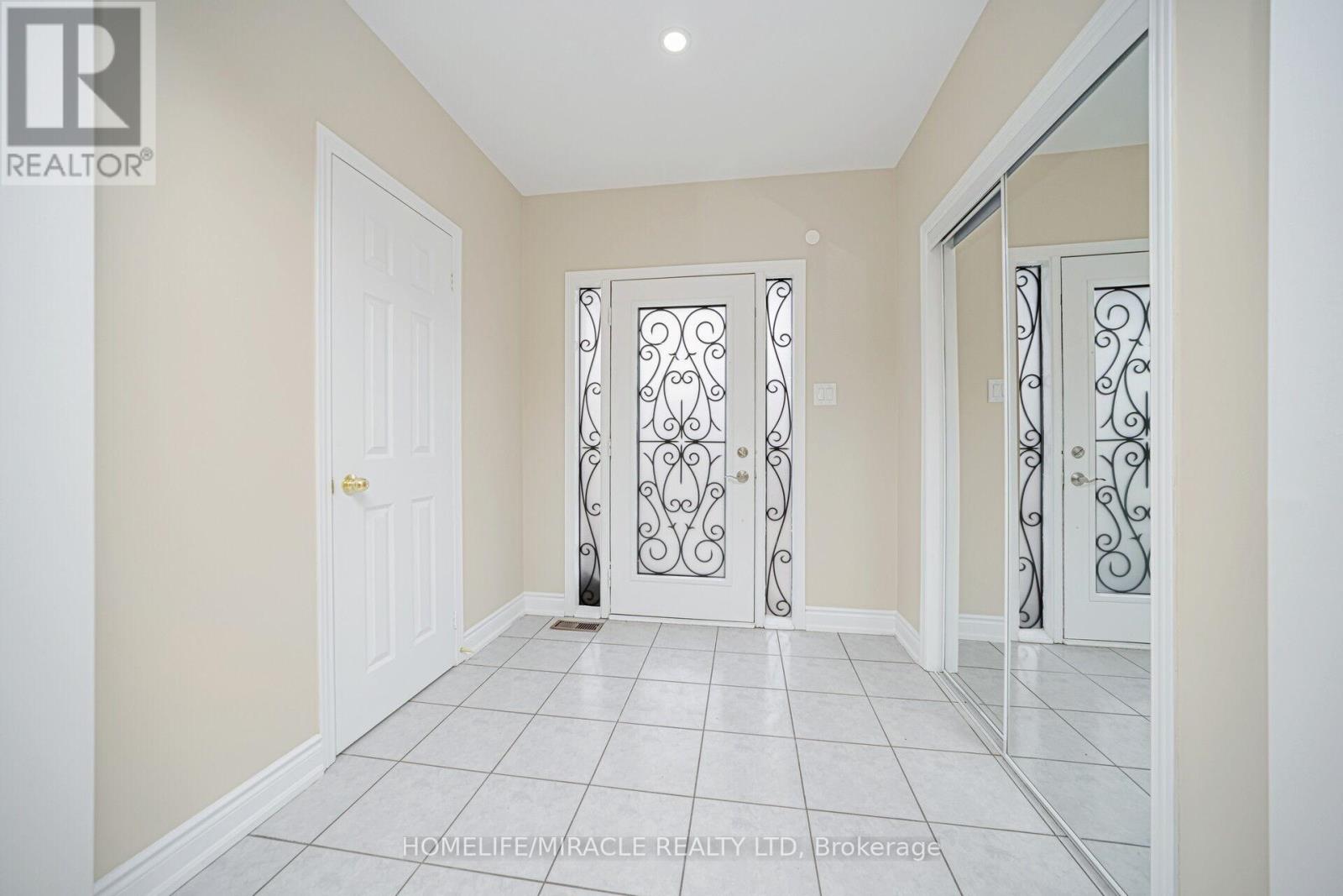 15 Starhill Crescent, Brampton, Ontario  L6R 2P9 - Photo 3 - W12650648