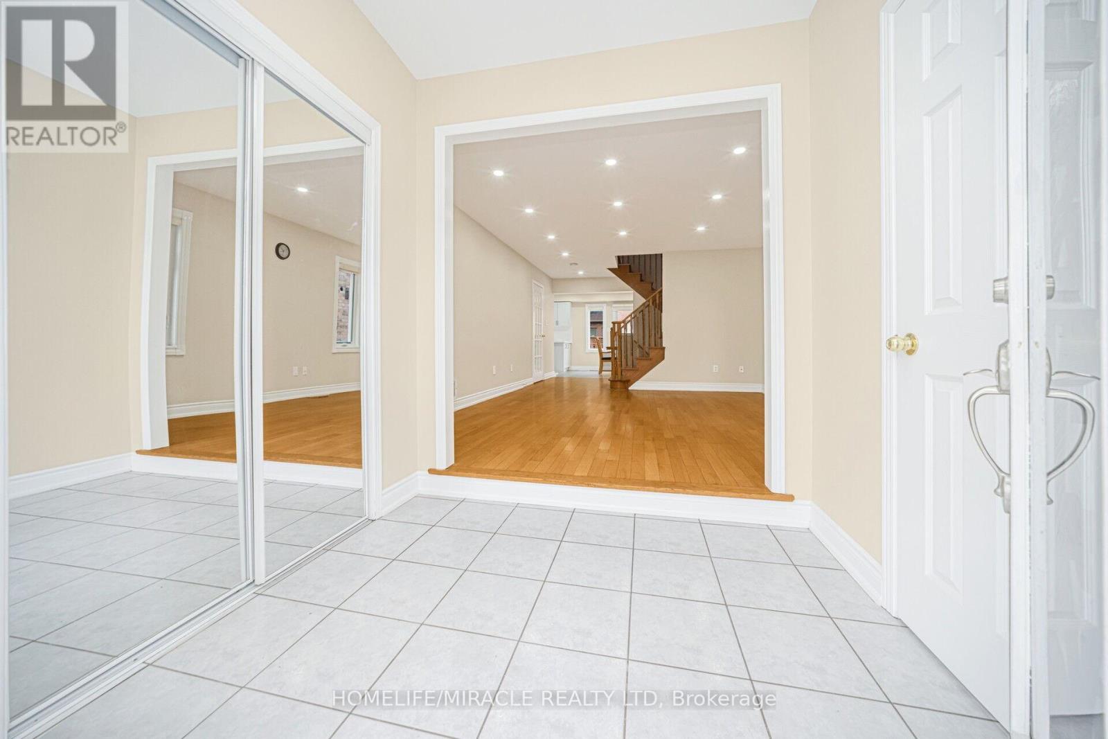 15 Starhill Crescent, Brampton, Ontario  L6R 2P9 - Photo 6 - W12650648